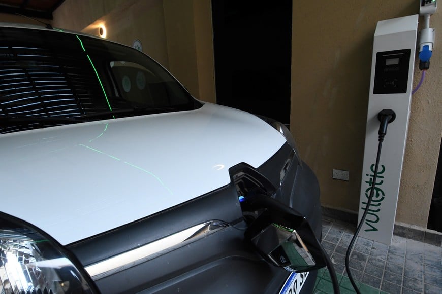 Así se carga vía enchufe un vehículo eléctrico o híbrido. Archivo Manuel Fabatía