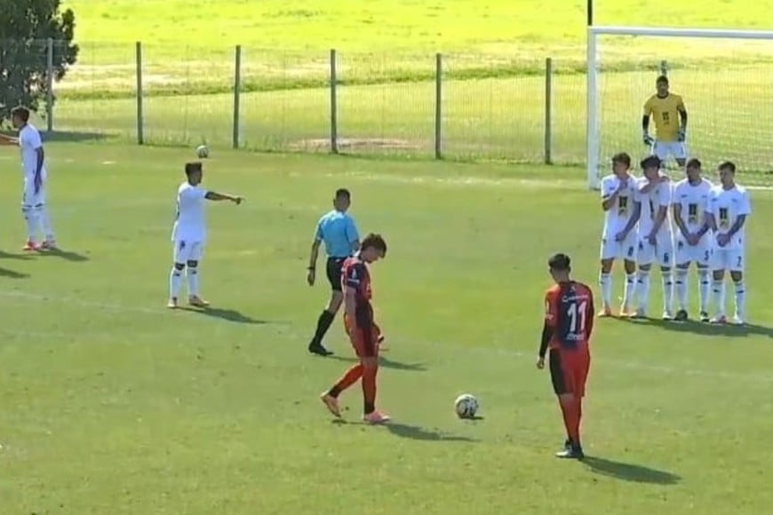 Tiro libre para Colón en el partido de reserva.