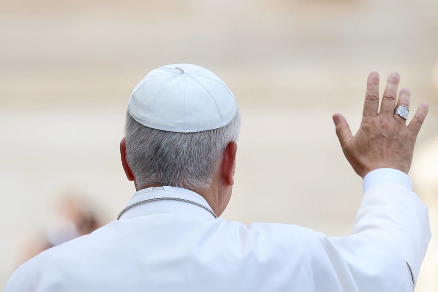 Pope Leo waves at the end of the weekly general audience in St. Peter's Square at the Vatican, September 30, 2026. REUTERS/Yara Nardi