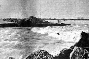Río bravo. La crecida del Paraná en 1983 provocó diversos inconvenientes en la región.