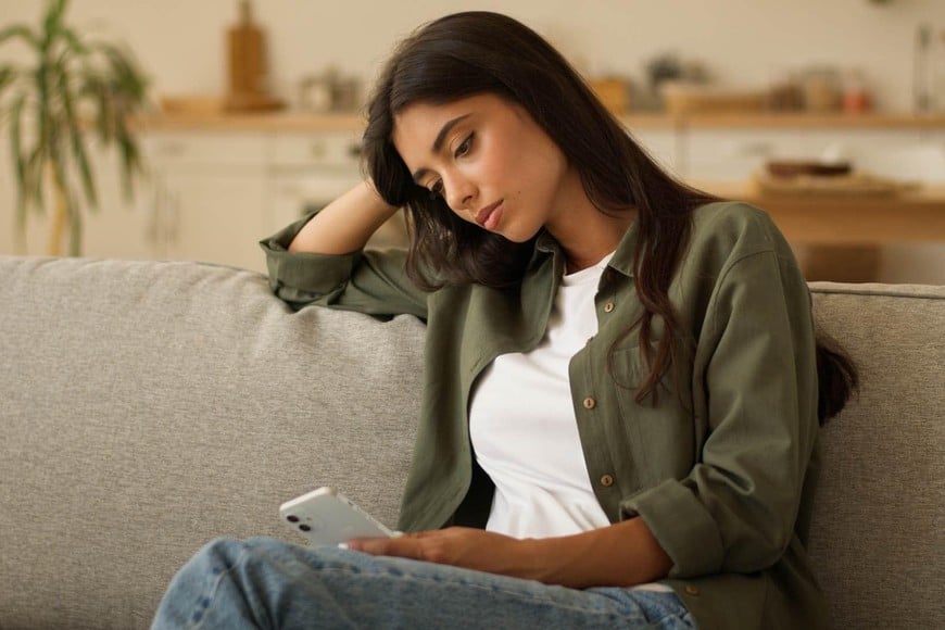 La vida cotidiana también está atravesada por teléfonos y redes sociales.
