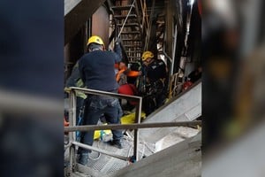 Los bomberos rescataron al operario en un complejo operativo. Foto: El Litoral