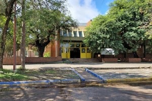 La escuela informó a las familias sobre la situación del adolescente.