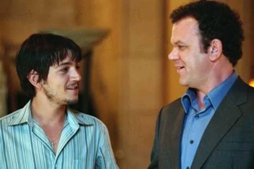 Diego Luna y John C. Reilly en “Criminal”, la remake estadounidense de “Nueve reinas”
