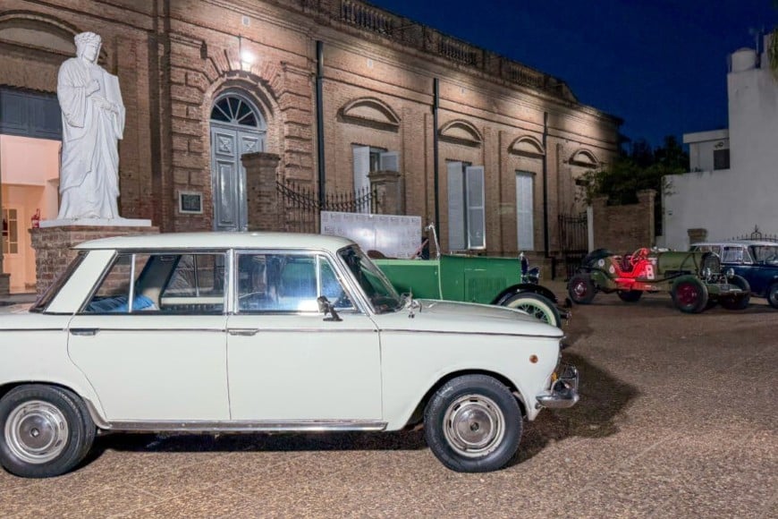 La tradición de los autos antiguos vuelve a recorrer las calles de Esperanza