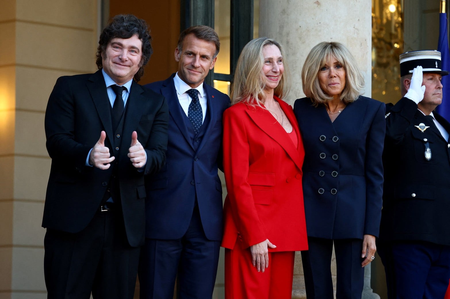 El presidente francés Emmanuel Macron y su esposa Brigitte Macron dan la bienvenida al presidente argentino Javier Milei y a su hermana Karina Milei, a su llegada al Palacio del Elíseo en París.
