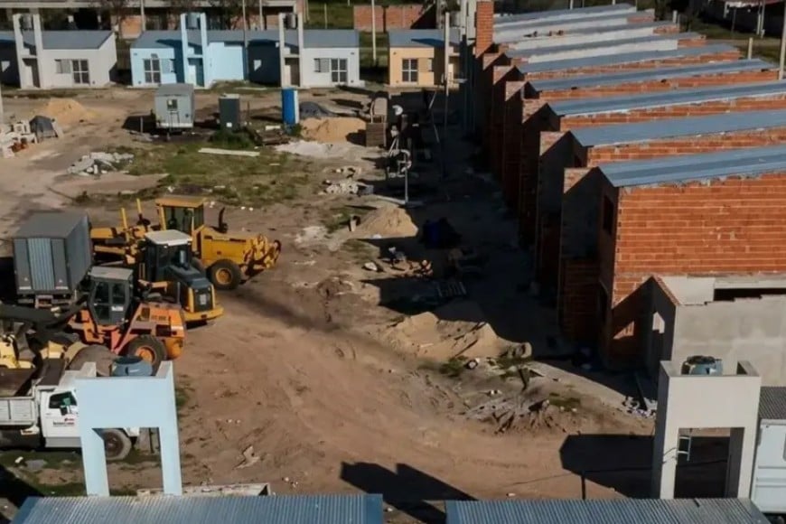 Las 52 viviendas se construyen en barrio Cayetano Silva. Archivo.