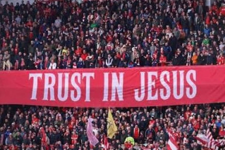 "Confío en Jesús", reza la bandera de Portugal.
