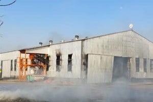 El incendio causó graves daños en la planta municipal de residuos. Foto: MVT