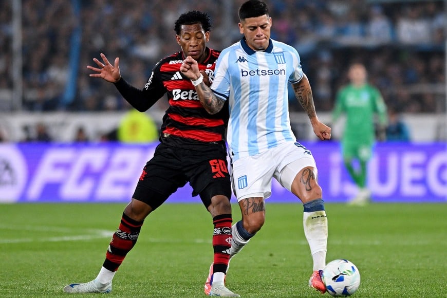 Soccer Football - Copa Libertadores - Semi Final - Second Leg - Racing Club v Flamengo - Estadio Presidente Peron, Buenos Aires, Argentina - October 29, 2025
Flamengo's Gonzalo Plata in action with Racing Club's Marcos Rojo REUTERS/Rodrigo Valle