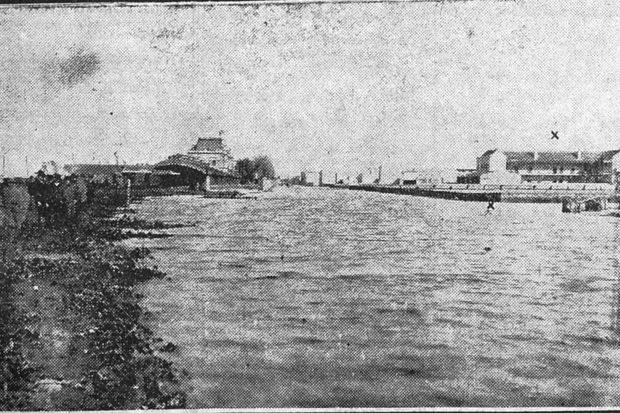 La foto muestra calle Belgrano, de norte a sur. En el fondo la desaparecida estación de trenes.