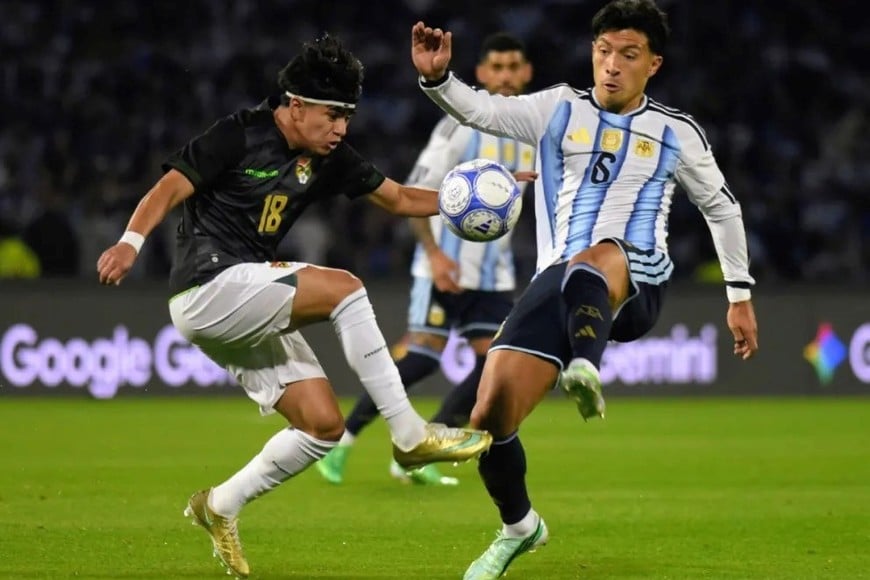 Jesús Maraude lucha por la pelota ante la férrea marca de Lisandro Martínez