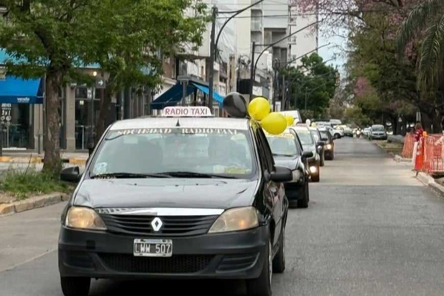 Caravana con chicos en el Día del Taxista. Foto: Gentileza