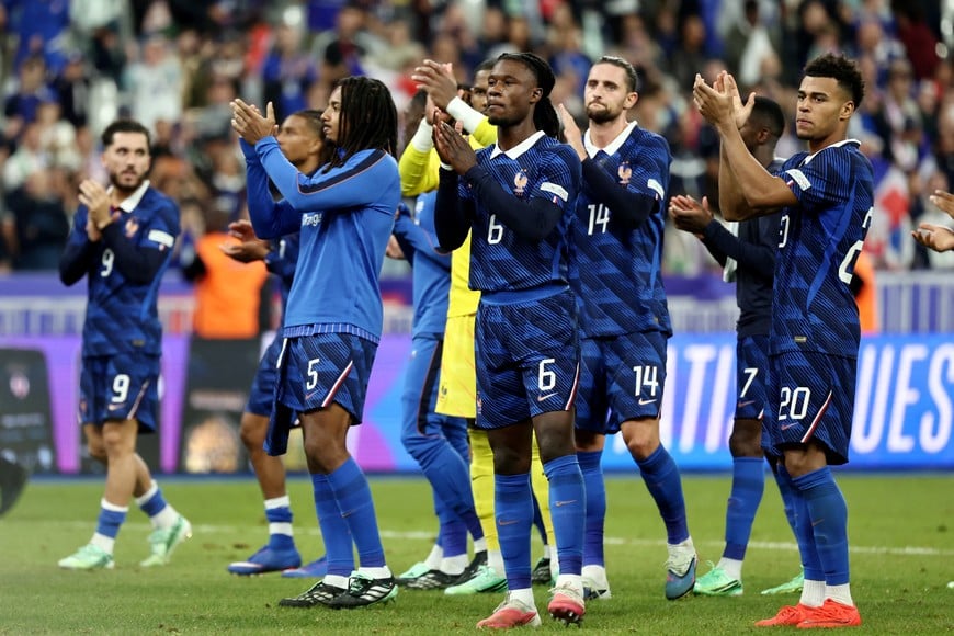 Soccer Football - Nations League - Group A1 - France v Italy - Stade de France, Saint Denis, France - October 2, 2026
France's Jules Kounde, Eduardo Camavinga, Adrien Rabiot and Desire Doue applaud fans after the match REUTERS/Catherine Steenkeste