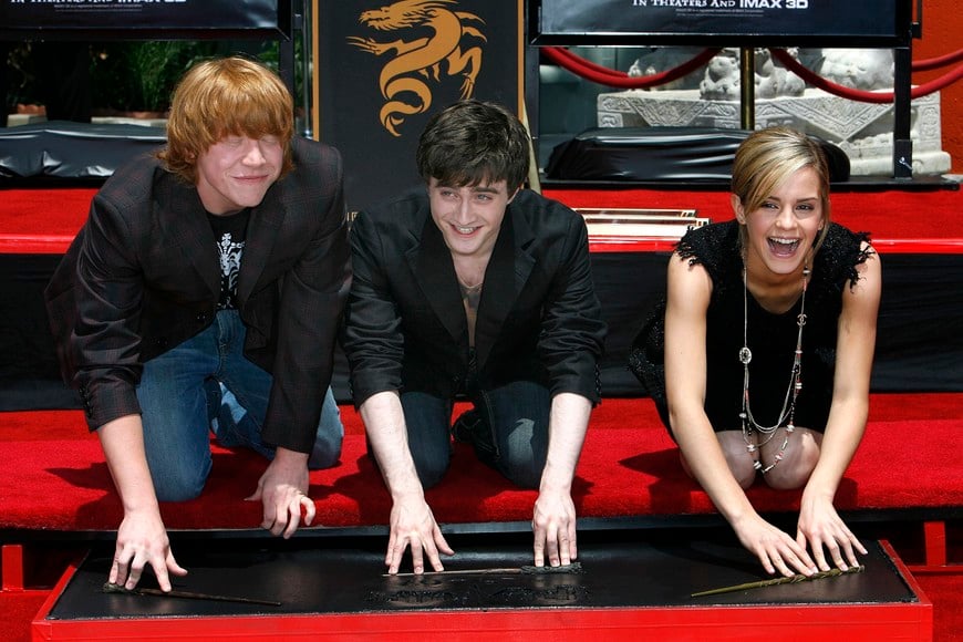 cast members daniel radcliffe (c), rupert grint (l) and emma watson from the movie "harry potter and the order of the phoenix" leave their wand prints in cement at the chinese theatre in hollywood, california july 9, 2007. the movie releases worldwide july 11.  reuters_mario anzuoni (united states) daniel radcliffe rupert grint emma watson actores de harry potter impresion manos hollywood eeuu teatro chino paseo de la fama