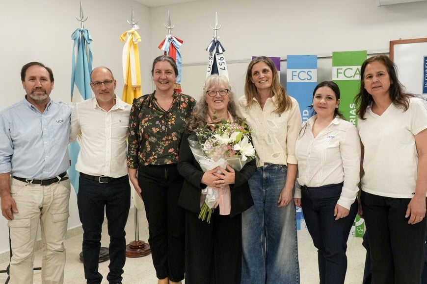 La decana Orcellet (centro), junto al equipo de gestión de Ciencias Agropecuarias.