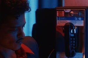Mars en el videoclip de “Dance With Me”. Foto: Captura de pantalla