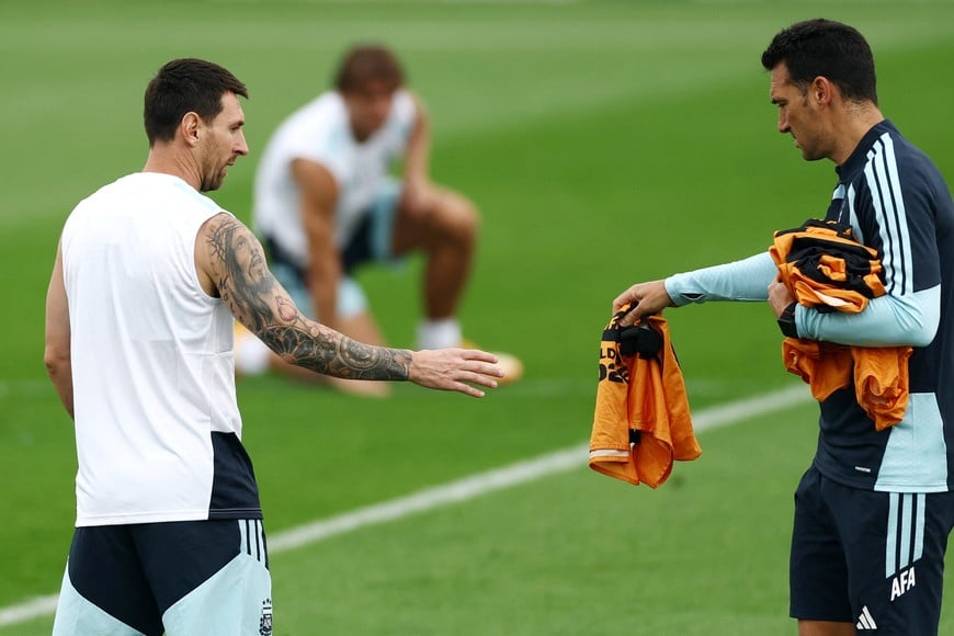 Soccer Football - FIFA World Cup 2026 - Final - Argentina Training - Red Bulls Academy, Morristown, New Jersey, U.S. - July 18, 2026
Argentina's Lionel Messi and coach Lionel Scaloni during training REUTERS/Lee Smith