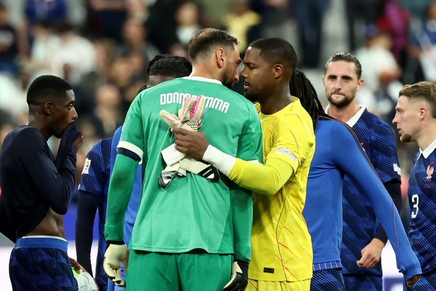 Soccer Football - Nations League - Group A1 - France v Italy - Stade de France, Saint Denis, France - October 2, 2026
Italy's Gianluigi Donnarumma and France's Mike Maignan after the match REUTERS/Catherine Steenkeste