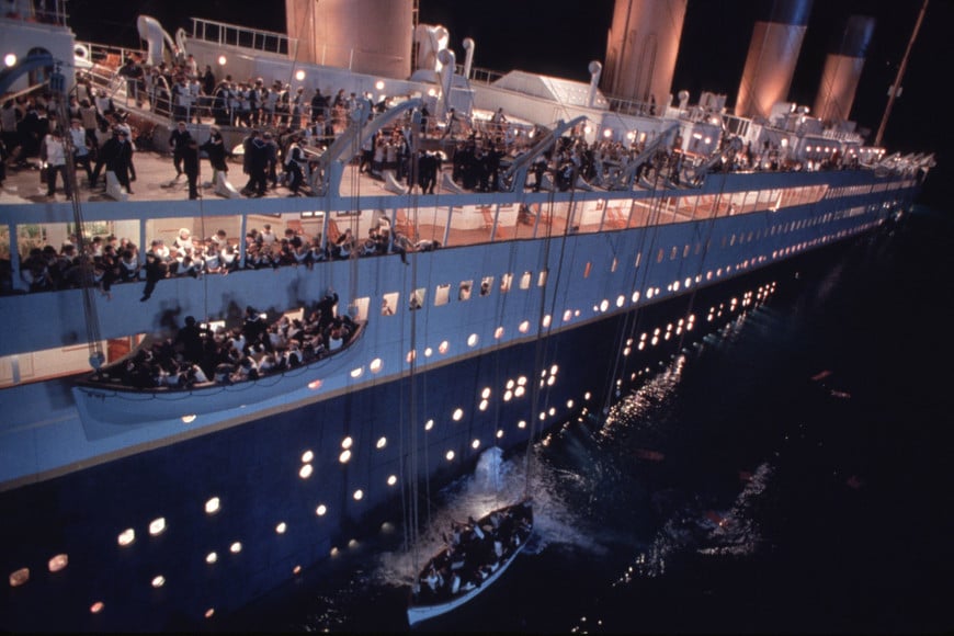 peliculas cine  escenas barco hundimiento  titanic candidatos premios globos de oroo nominaciones   entertainment globes usa beverly hills lifeboats lowered in scene from titanic e 3s 19971218 loa03:entertainment-globes:beverly hills,california,18dec97- undated publicity photo- lifeboats are lowered to the ocean in a scene from the new film "titanic", which received eight  golden globe nominations, the most for any film,  during ceremonies announcing the nominees december 18 in beverly hills. actress kate winslet received a nomination as  best drama actress  and leonardo dicaprio as best drama actor.  the hollywood foreign press association hands out the golden globe awards during a live telecast from beverly hills january 18, 1998. the films director james cameron was also nominated as best motion picture director. fsp-ho-photo by merle w. wallace-paramount pictures and twentieth century fox reuters peliculas cine  escenas barco hundimiento  titanic candidatos premios globos de oroo nominaciones   ENTERTAINMENT GLOBES
USA
BEVERLY HILLS
LIFEBOATS LOWERED IN SCENE FROM TITANIC
E
3S
19971218
LOA03:ENTERTAINMENT-GLOBES:BEVERLY HILLS,CALIFORNIA,18DEC97- UNDATED PUBLICITY PHOTO- Lifeboats are lowered to the ocean in a scene from the new film "Titanic", which received eight  Golden Globe nominations, the most for any film,  during ceremonies announcing the nominees December 18 in Beverly Hills. Actress Kate Winslet received a nomination as  Best Drama Actress  and Leonardo DiCaprio as Best Drama Actor.  The Hollywood Foreign Press Association hands out the Golden Globe Awards during a live telecast from Beverly Hills January 18, 1998. The film's director James Cameron was also nominated as Best Motion Picture director. fsp/HO-Photo by Merle W. Wallace/Paramount Pictures and Twentieth Century Fox REUTERS
