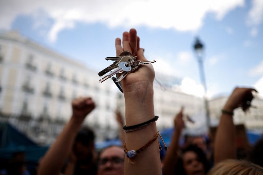 A demonstrator holds up her keys during a protest at Puerta del Sol square after a parliamentary vote on two government decrees approved by the cabinet this week containing a package of social and housing measures, including protections against evictions of vulnerable tenants until 2030, in Madrid, Spain, October 2, 2026. REUTERS/Alejandro Martinez Velez