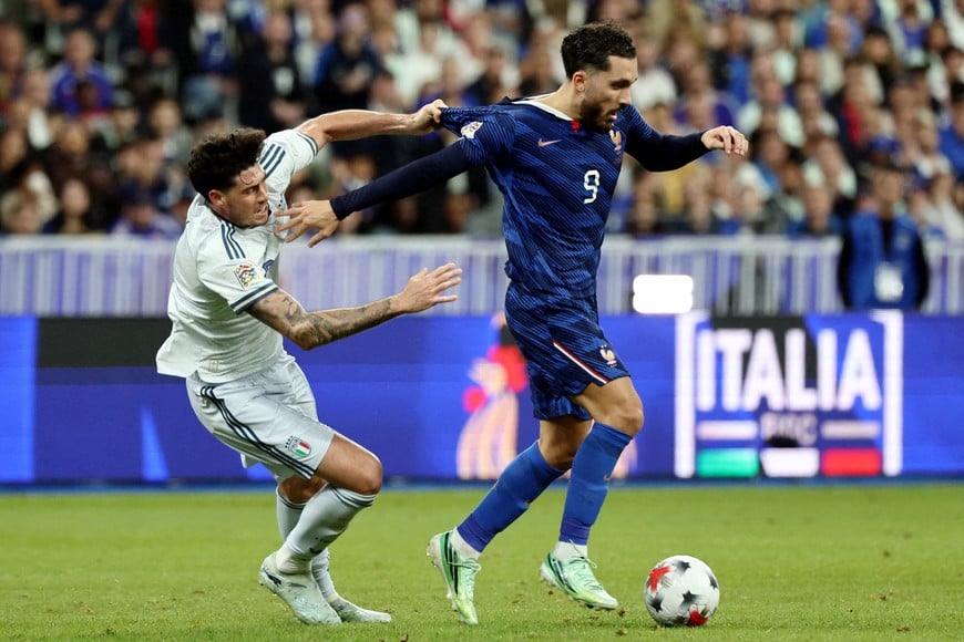 Soccer Football - Nations League - Group A1 - France v Italy - Stade de France, Saint Denis, France - October 2, 2026
Italy's Alessandro Bastoni in action with France's Rayan Cherki REUTERS/Catherine Steenkeste TPX IMAGES OF THE DAY