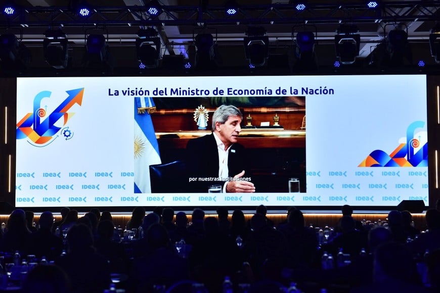 Caputo defendió el rumbo económico, rechazó devaluar y explicó las causas de la suba del riesgo país
