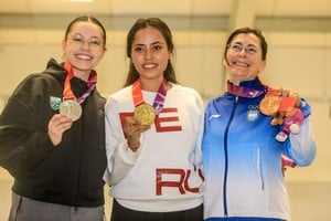 Amelia Fournel (derecha) ganó el bronce en la prueba de rifle 50 metros tres posiciones.