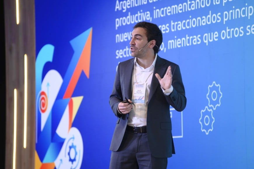 Bulat planteó el desafío de reducir la informalidad entre los jóvenes.