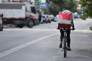 Una de las tantas jóvenes que hacen delivery en las calles de la ciudad. Archivo Pablo Aguirre