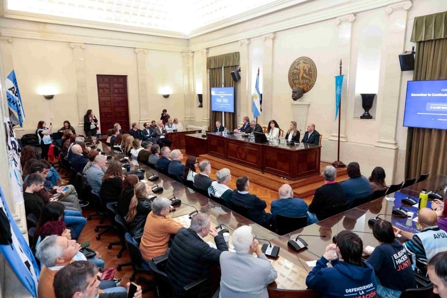 El recinto del Consejo Superior de la UNL fue el ámbito de reunión. Además estuvieron integrantes de la comunidad universitaria y gremio.
