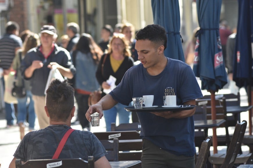 Trabajar como mozo, una opción dentro del rubro comercial-gastronómico. Flavio Raina