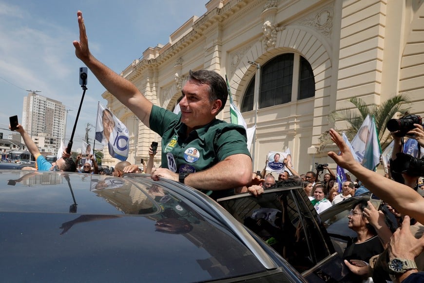 Brazilian presidential candidate Flavio Bolsonaro of the Liberal Party (PL) waves to supporters while leaving campaign stop at the Mercado Central in Sao Paulo, Brazil, September 28, 2026. REUTERS/Brian Snyder
