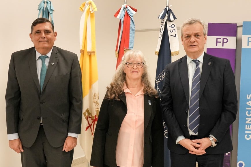 De izq. A der; Armando De Feo (presidente del Directorio UCSF), Viviana Orcellet y Eugenio Martín De Palma (rector UCSF).
