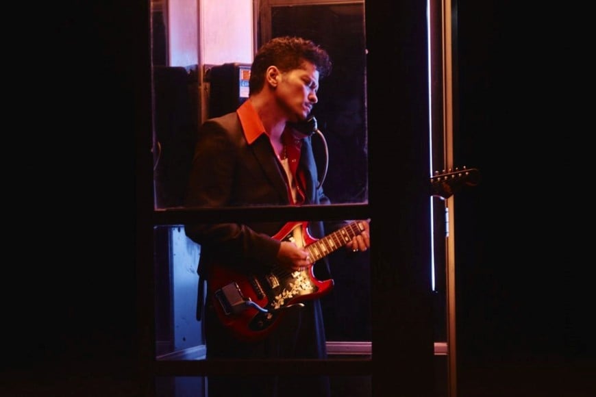 Bruno Mars en la cabina telefónica del videoclip de “Dance With Me”