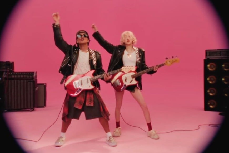 Bruno Mars y Rosé en el videoclip de “APT.”