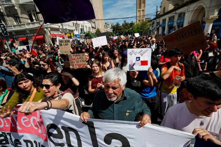 Students and workers take part in nationwide protests against President Jose Antonio Kast's policies, in Valparaiso, Chile, October 1, 2026. REUTERS/Rodrigo Garrido
