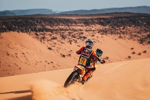 Luciano Benavides va por el podio en Marruecos.