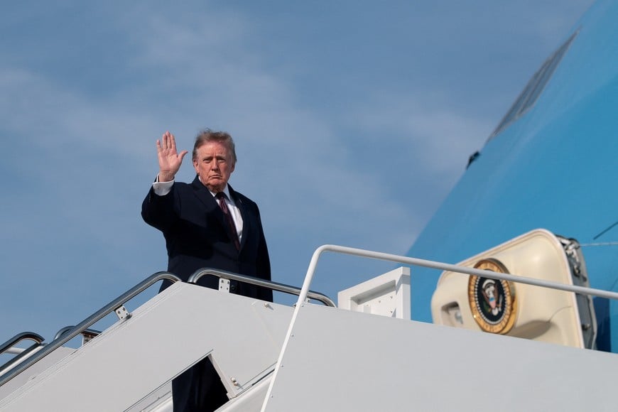 US President Donald Trump waves as he boards Air Force One for travel to Alabama at Joint Base Andrews, Maryland, US, October 2, 2026. REUTERS/Jessica Koscielniak