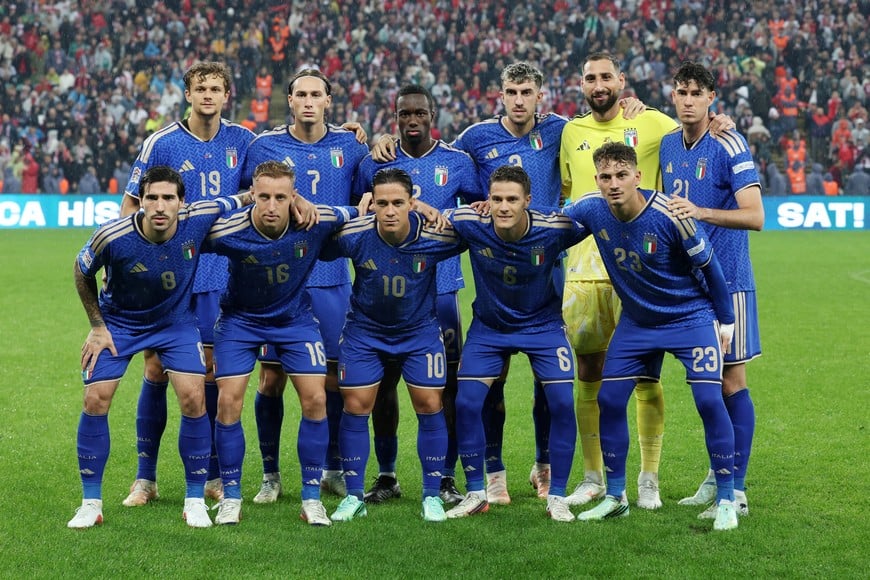 Soccer Football - UEFA Nations League - Group A1 - Turkey v Italy - Bursa Ataturk Stadium, Bursa, Turkey - September 28, 2026
Italy players pose for a team group photo before the match REUTERS/Murad Sezer