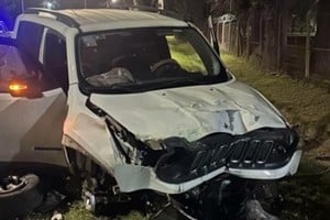 El vehículo quedó detenido tras impactar contra un poste en Loma Verde.