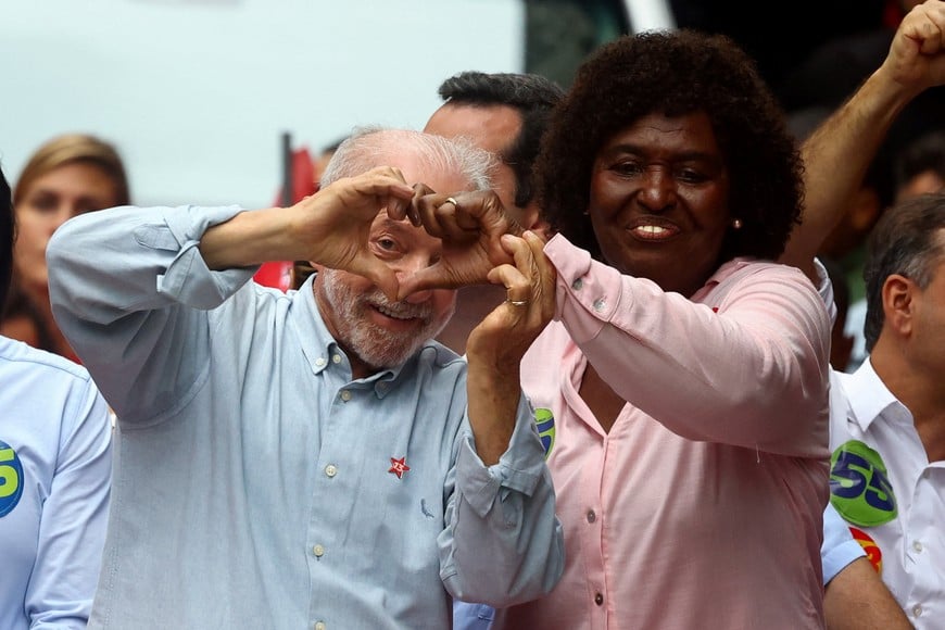 Brazilian President Luiz Inacio Lula da Silva, a candidate for reelection for the Workers' Party (PT), and Senate candidate Benedita da Silva make a heart shape with their hands as they attend a campaign rally ahead of the general election, in Rio de Janeiro, Brazil, October 2, 2026. REUTERS/Pilar Olivares