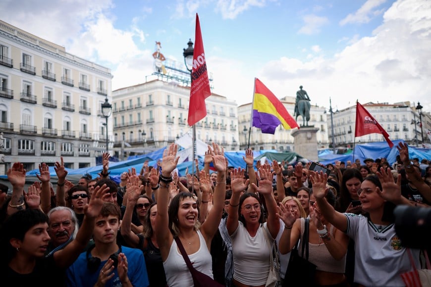 Demonstrators protest at Puerta del Sol square after a parliamentary vote on two government decrees approved by the cabinet this week containing a package of social and housing measures, including protections against evictions of vulnerable tenants until 2030, in Madrid, Spain, October 2, 2026. REUTERS/Alejandro Martinez Velez
