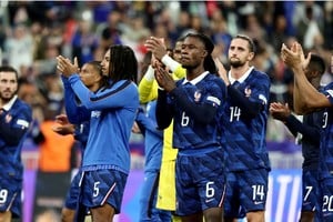Francia se va aplaudida tras el empate ante Italia. REUTERS/Catherine Steenkeste.