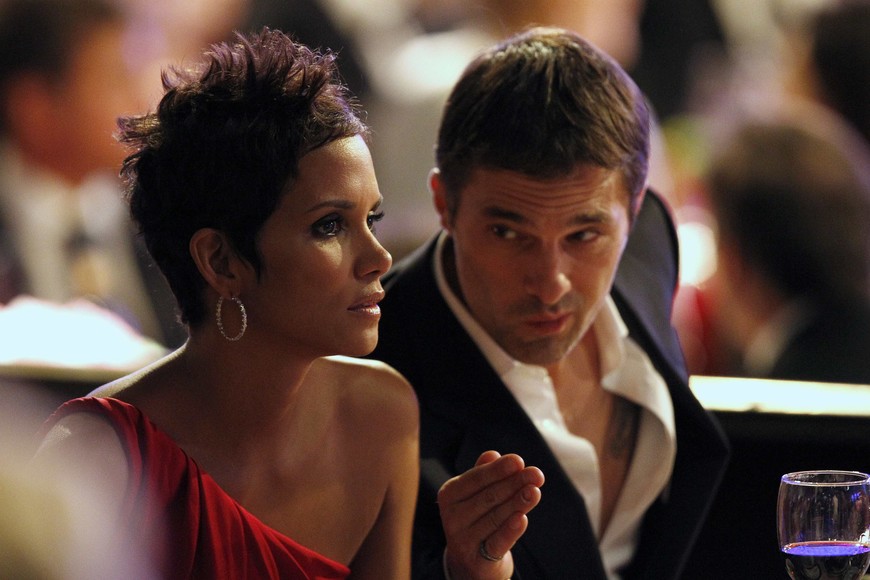 Actress Halle Berry and her boyfriend, French actor Olivier Martinez, attend the Carousel of Hope Ball in Beverly Hills, California October 23, 2010. The ball benefits The Barbara Davis Center for Childhood Diabetes. REUTERS/Mario Anzuoni(UNITED STATES - Tags: ENTERTAINMENT) beverly hills eeuu Halle Berry Olivier Martinez actriz actor pareja baile a beneficio Barbara Davis Center niños con diabetes