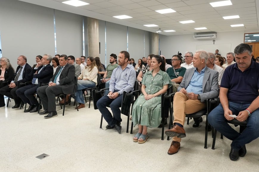 Autoridades civiles y académicas presentes en el acto celebrado en la sede San Jerónimo - Reconquista de la UCSF.