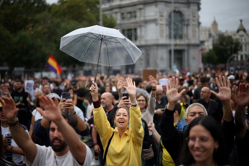 Protesters demonstrate demanding political action to stop evictions and alleviate the housing crisis, in Madrid, Spain, October 3, 2026. REUTERS/Alejandro Martinez Velez