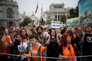 Protesters demonstrate demanding political action to stop evictions and alleviate the housing crisis, in Madrid, Spain, October 3, 2026. REUTERS/Alejandro Martinez Velez