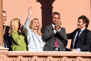 Karina Milei, Martín Menem y Javier Milei en el balcón de la Casa Rosada en 2024. Gentileza