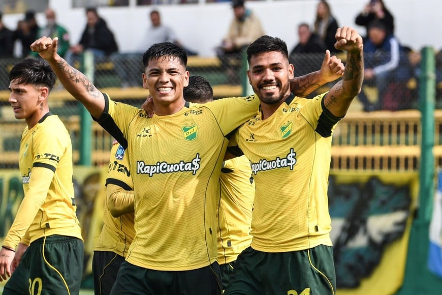David Martínez festeja el gol de Defensa.